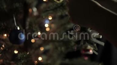圣诞树上挂着星星花环的<strong>儿</strong>童装饰
